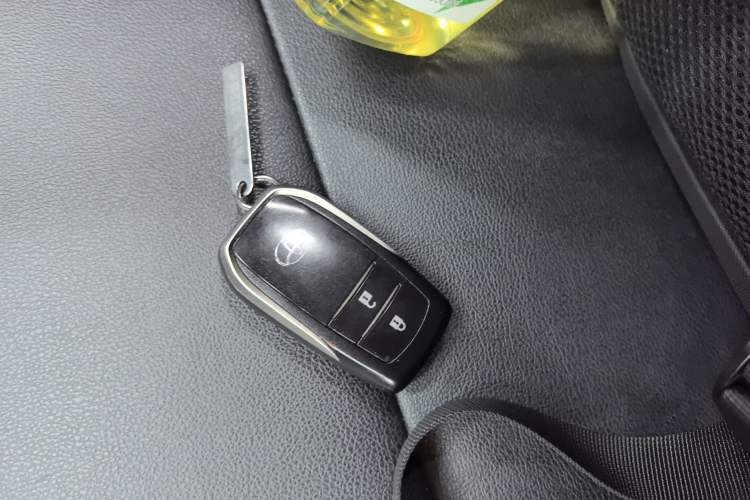 Used Toyota RAV4 2016 2.0L CVT Two-Wheel Drive Fashion Edition China V Standard Interior 1