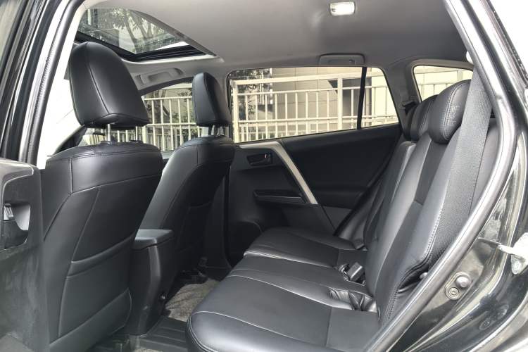 Used Toyota RAV4 2016 2.0L CVT Two-Wheel Drive Fashion Edition China V Standard Interior 2