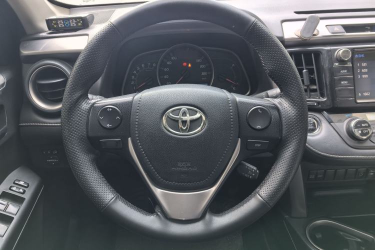 Used Toyota RAV4 2016 2.0L CVT Two-Wheel Drive Fashion Edition China V Standard Interior 3