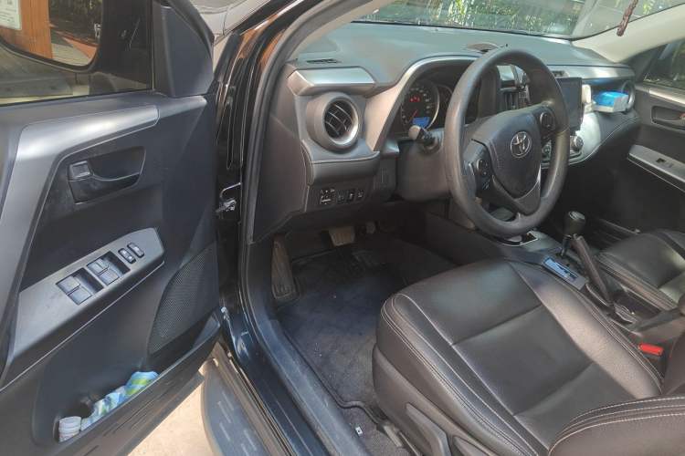 Used Toyota RAV4 2016 2.0L CVT Two-Wheel Drive Fashion Edition China V Standard Interior 3