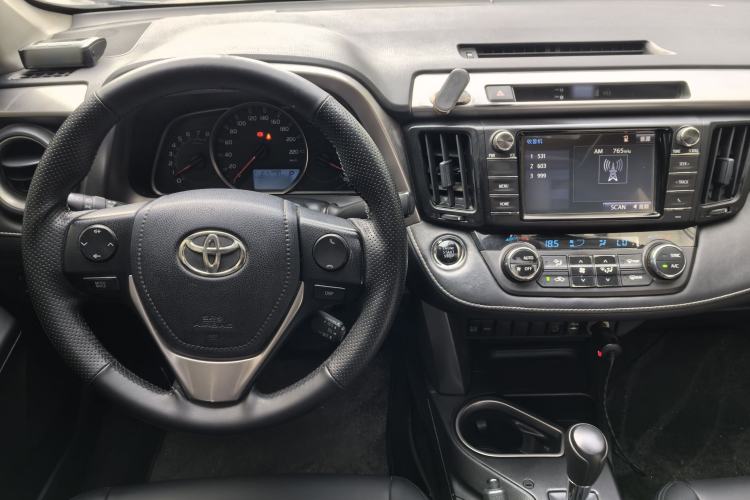 Used Toyota RAV4 2016 2.0L CVT Two-Wheel Drive Fashion Edition China V Standard Interior 4