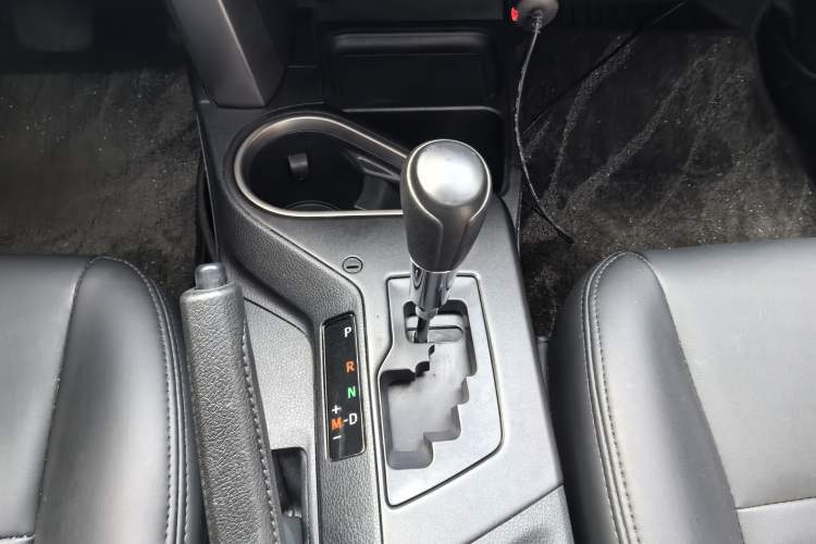 Used Toyota RAV4 2016 2.0L CVT Two-Wheel Drive Fashion Edition China V Standard Interior 5