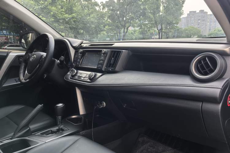 Used Toyota RAV4 2016 2.0L CVT Two-Wheel Drive Fashion Edition China V Standard Interior 8