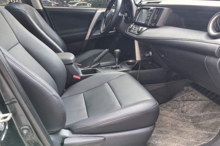 Used Toyota RAV4 2016 2.0L CVT Two-Wheel Drive Fashion Edition China V Standard Interior 9