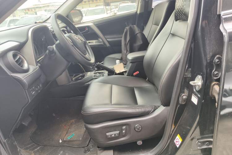 Used Toyota RAV4 2016 2.0L CVT Two-Wheel Drive Fashion Edition China V Standard Left Front Seat