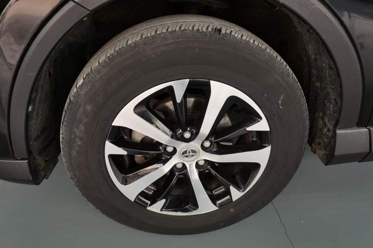 Used Toyota RAV4 2016 2.0L CVT Two-Wheel Drive Fashion Edition China V Standard Left Front Wheel Hub