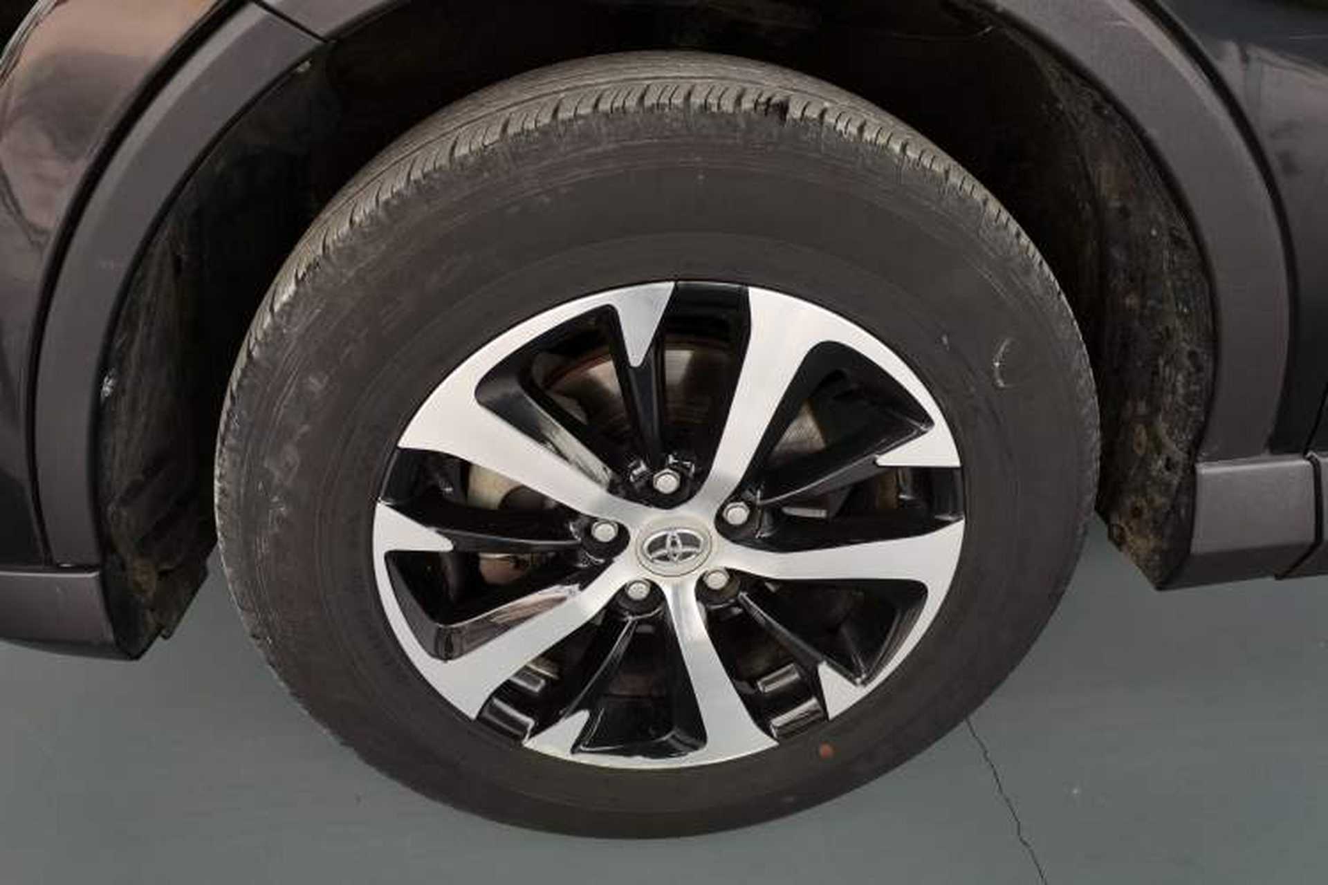 Used Toyota RAV4 2016 2.0L CVT Two-Wheel Drive Fashion Edition China V Standard Left Front Wheel Hub