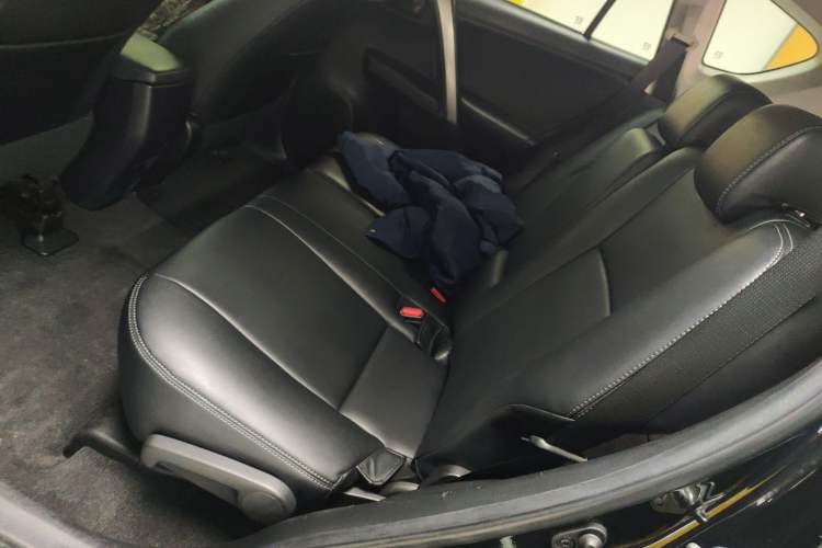 Used Toyota RAV4 2016 2.0L CVT Two-Wheel Drive Comfort Edition China V Standard Left Rear Seat