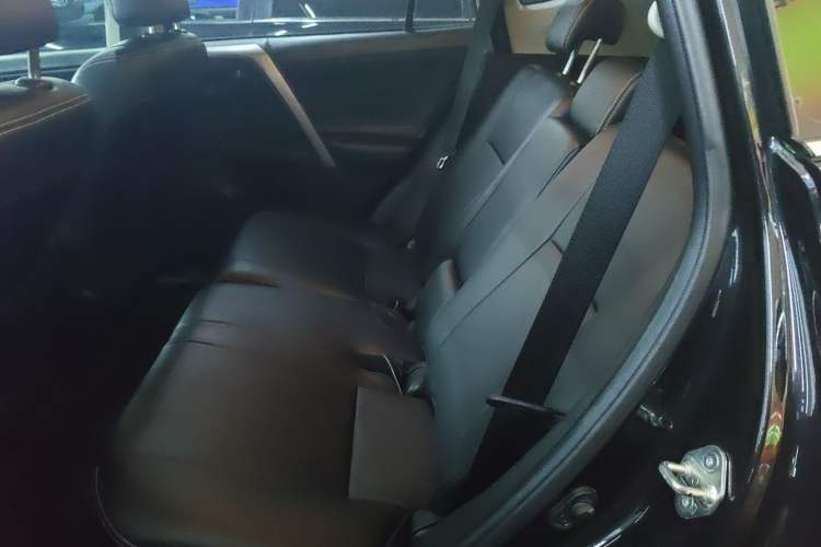 Used Toyota RAV4 2016 2.0L CVT Two-Wheel Drive Fashion Edition China V Standard Left Rear Seat