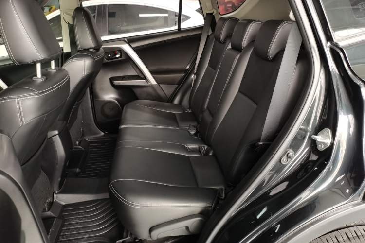 Used Toyota RAV4 2016 2.0L CVT Two-Wheel Drive Fashion Edition China V Standard Left Rear Seat