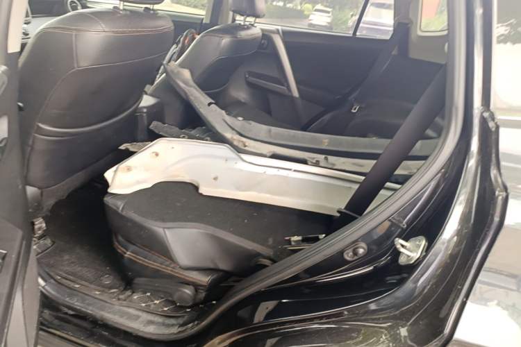 Used Toyota RAV4 2016 2.0L CVT Two-Wheel Drive Fashion Edition China V Standard Left Rear Seat