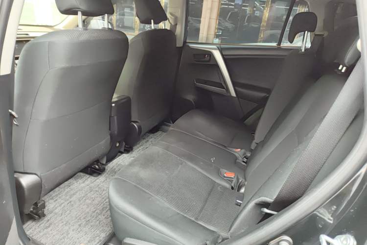 Used Toyota RAV4 2016 2.0L CVT Two-Wheel Drive Fashion Edition China V Standard Left Rear Seat