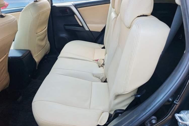 Used Toyota RAV4 2016 2.0L CVT Two-Wheel Drive Fashion Edition China V Standard Left Rear Seat