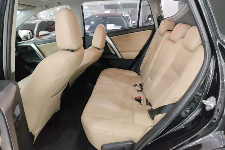 Used Toyota RAV4 2016 2.0L CVT Two-Wheel Drive Fashion Edition China V Standard Left Rear Seat