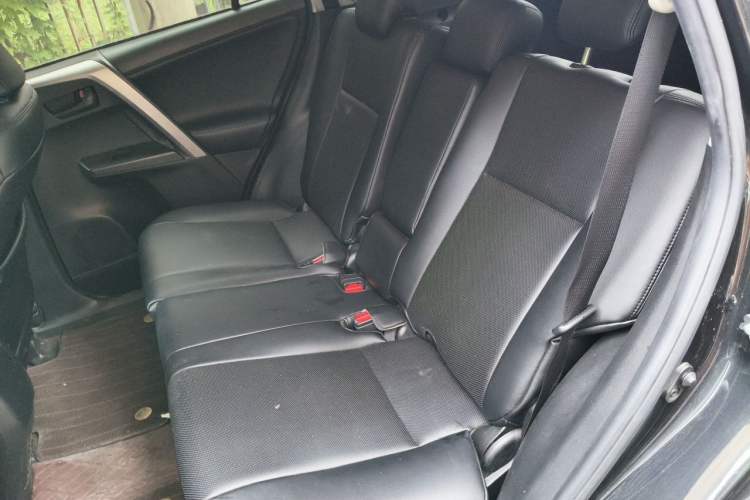 Used Toyota RAV4 2016 2.0L CVT Two-Wheel Drive Fashion Edition China V Standard Left Rear Seat