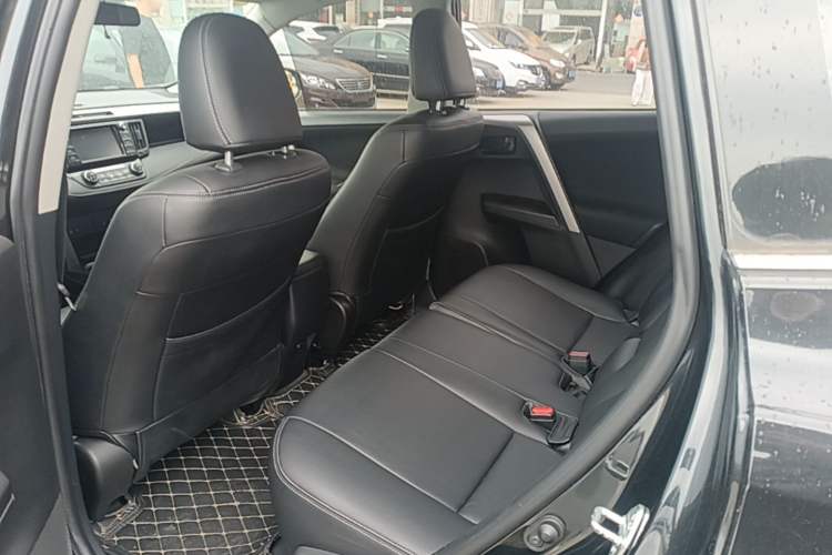 Used Toyota RAV4 2016 2.0L CVT Two-Wheel Drive Fashion Edition China V Standard Left Rear Seat