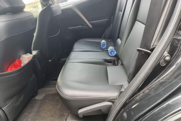 Used Toyota RAV4 2016 2.0L CVT Two-Wheel Drive Fashion Edition China V Standard Left Rear Seat