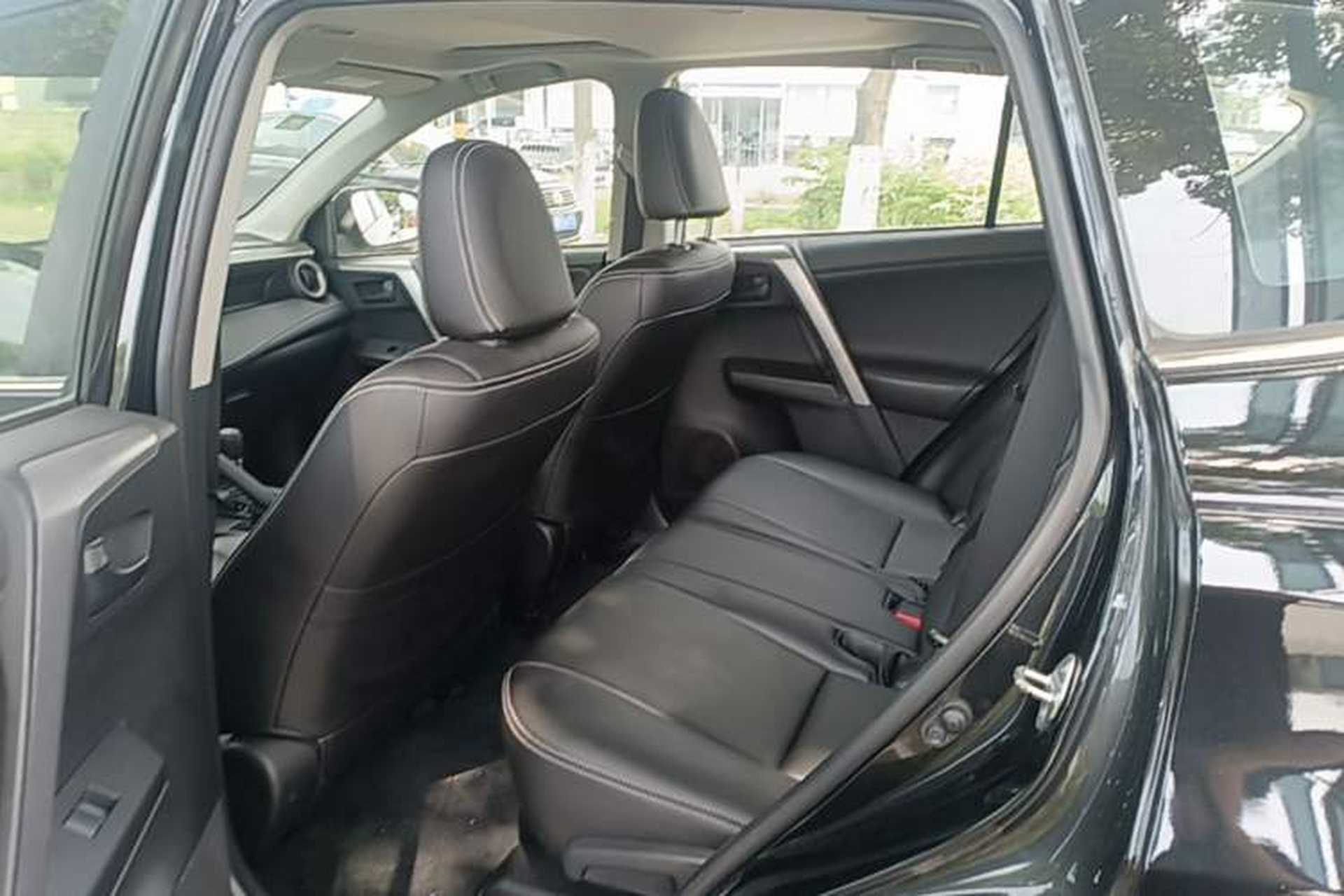Used Toyota RAV4 2016 2.0L CVT Two-Wheel Drive Fashion Edition China V Standard Left Rear Seat