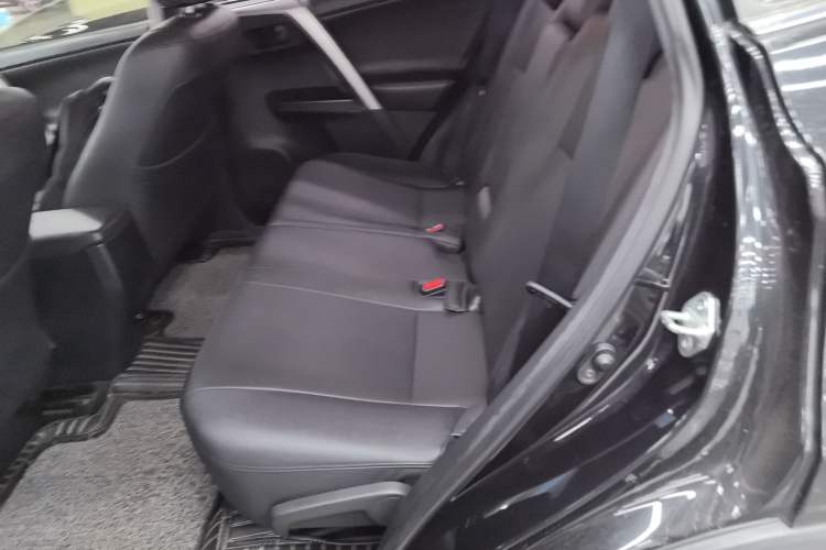 Used Toyota RAV4 2016 2.0L CVT Two-Wheel Drive Fashion Edition China V Standard Left Rear Seat