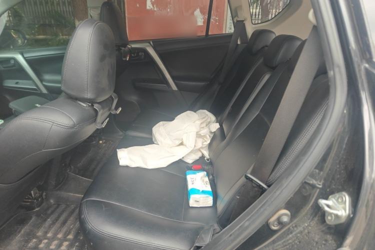 Used Toyota RAV4 2016 2.0L CVT Two-Wheel Drive Fashion Edition China V Standard Left Rear Seat