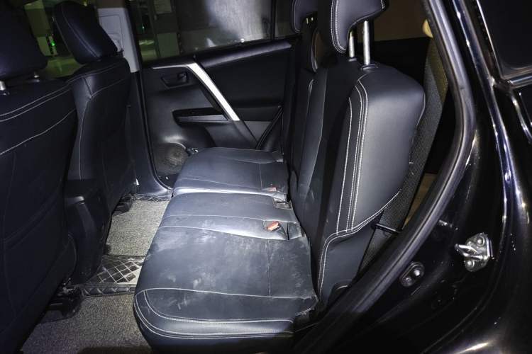Used Toyota RAV4 2016 2.0L CVT Two-Wheel Drive Fashion Edition China V Standard Left Rear Seat