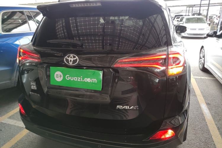 Used Toyota RAV4 2016 2.0L CVT Two-Wheel Drive Fashion Edition China V Standard Rear