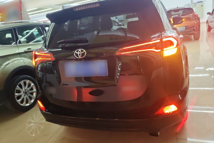 Used Toyota RAV4 2016 2.0L CVT Two-Wheel Drive Fashion Edition China V Standard Rear