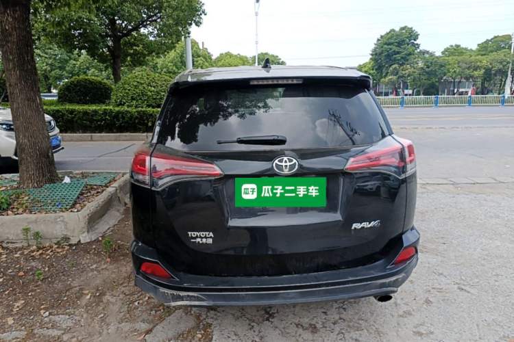 Used Toyota RAV4 2016 2.0L CVT Two-Wheel Drive Fashion Edition China V Standard Rear