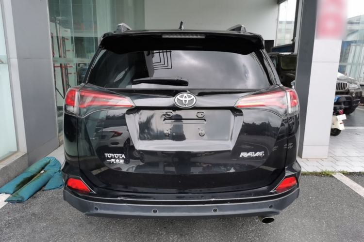 Used Toyota RAV4 2016 2.0L CVT Two-Wheel Drive Fashion Edition China V Standard Rear