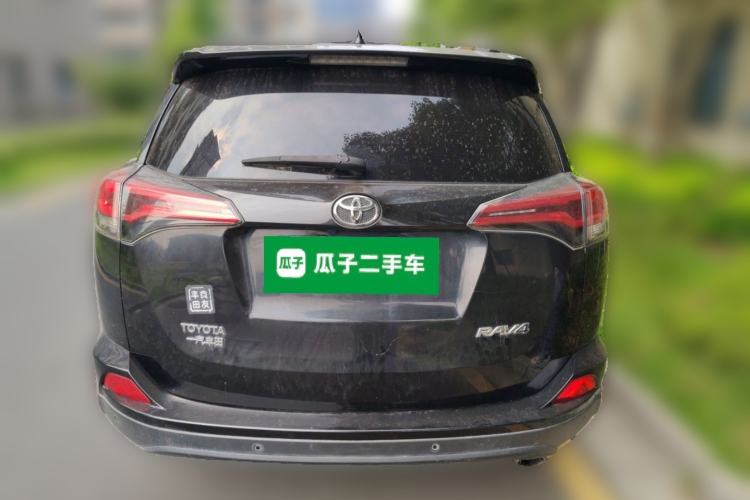 Used Toyota RAV4 2016 2.0L CVT Two-Wheel Drive Fashion Edition China V Standard Rear
