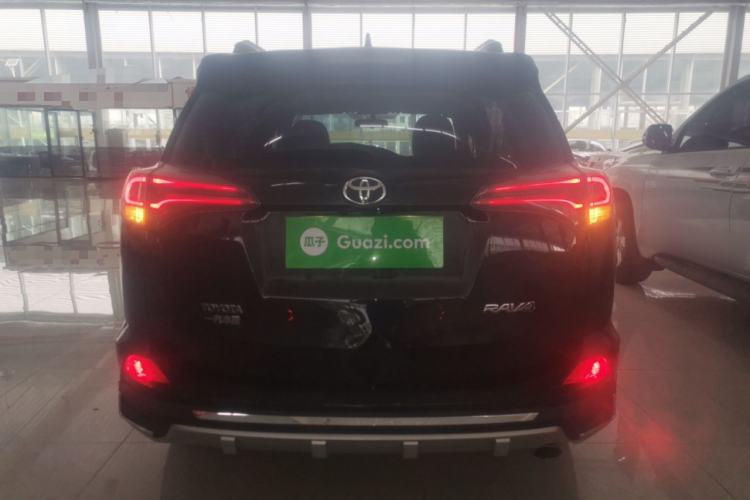 Used Toyota RAV4 2016 2.0L CVT Two-Wheel Drive Fashion Edition China V Standard Rear