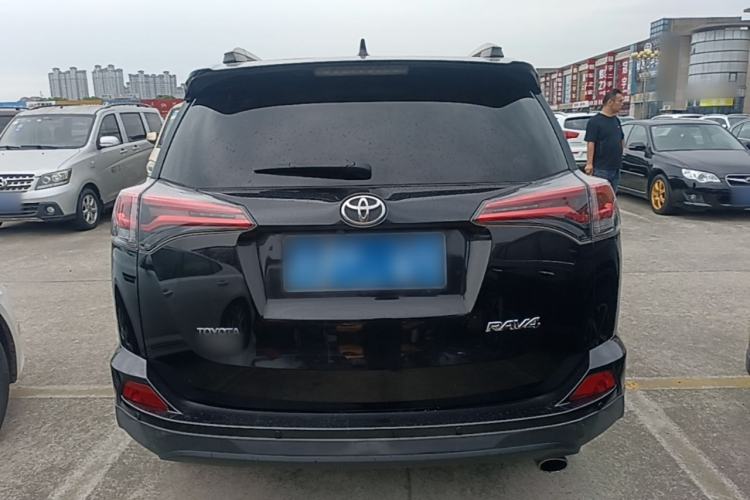 Used Toyota RAV4 2016 2.0L CVT Two-Wheel Drive Fashion Edition China V Standard Rear