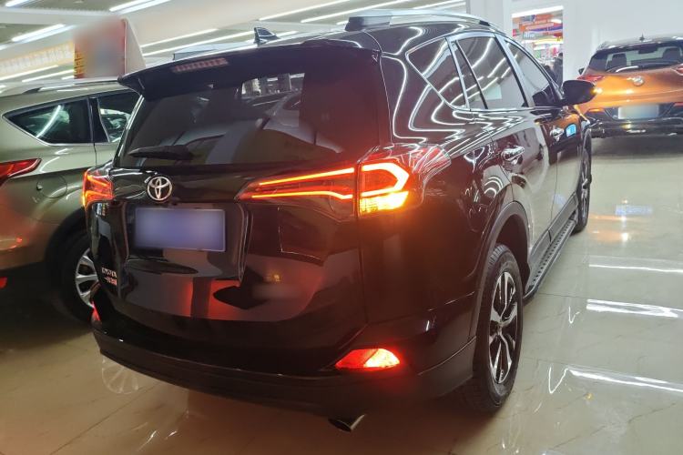 Used Toyota RAV4 2016 2.0L CVT Two-Wheel Drive Fashion Edition China V Standard Rear Right 45 Deg