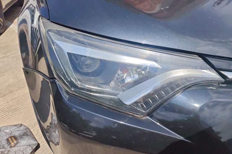 Used Toyota RAV4 2016 2.0L CVT Two-Wheel Drive Smart Edition China V Standard Right Front Headlight