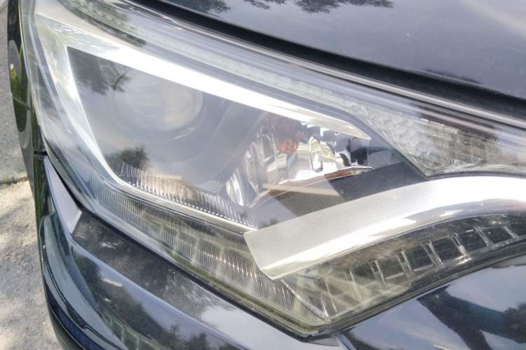 Used Toyota RAV4 2016 2.0L CVT Two-Wheel Drive Comfort Edition China V Standard Right Front Headlight