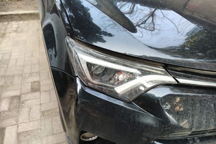 Used Toyota RAV4 2016 2.5L Automatic 4x4 Elite Edition Right Front Headlight