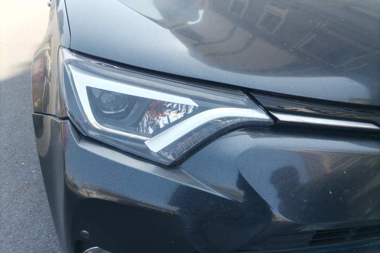 Used Toyota RAV4 2016 2.5L Automatic 4x4 Elite Edition Right Front Headlight