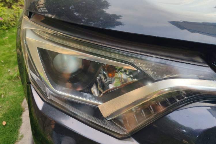 Used Toyota RAV4 2016 2.0L CVT Two-Wheel Drive Fashion Edition China V Standard Right Front Headlight