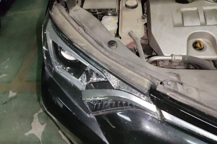 Used Toyota RAV4 2016 2.0L CVT Two-Wheel Drive Fashion Edition China V Standard Right Front Headlight