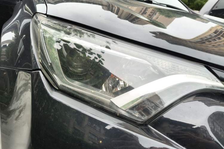 Used Toyota RAV4 2016 2.0L CVT Two-Wheel Drive Fashion Edition China V Standard Right Front Headlight