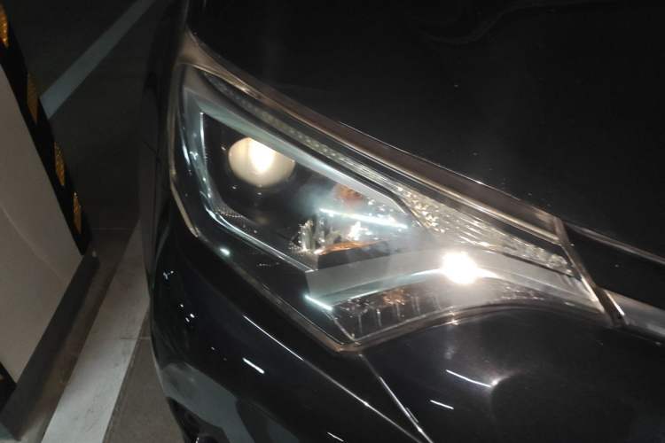 Used Toyota RAV4 2016 2.0L CVT Two-Wheel Drive Fashion Edition China V Standard Right Front Headlight