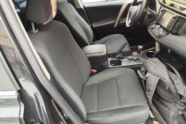 Used Toyota RAV4 2016 2.0L CVT Two-Wheel Drive Fashion Edition China V Standard Right Front Seat