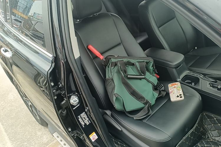 Used Toyota RAV4 2016 2.0L CVT Two-Wheel Drive Fashion Edition China V Standard Right Front Seat