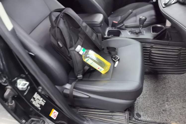 Used Toyota RAV4 2016 2.0L CVT Two-Wheel Drive Fashion Edition China V Standard Right Front Seat