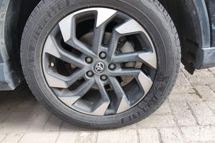 Used Toyota RAV4 2016 2.5L Automatic 4x4 Elite Edition Right Front Wheel Hub