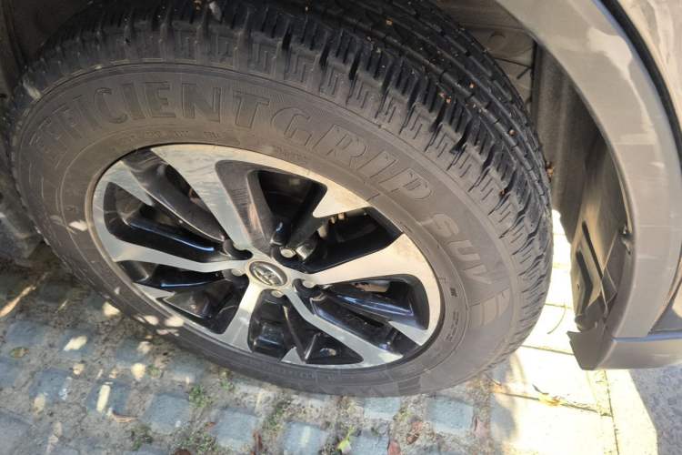 Used Toyota RAV4 2016 2.0L CVT Two-Wheel Drive Fashion Edition China V Standard Right Front Wheel Hub