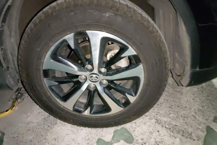 Used Toyota RAV4 2016 2.0L CVT Two-Wheel Drive Fashion Edition China V Standard Right Front Wheel Hub