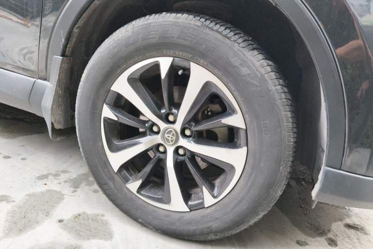 Used Toyota RAV4 2016 2.0L CVT Two-Wheel Drive Fashion Edition China V Standard Right Front Wheel Hub