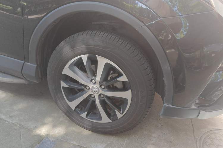 Used Toyota RAV4 2016 2.0L CVT Two-Wheel Drive Fashion Edition China V Standard Right Front Wheel Hub