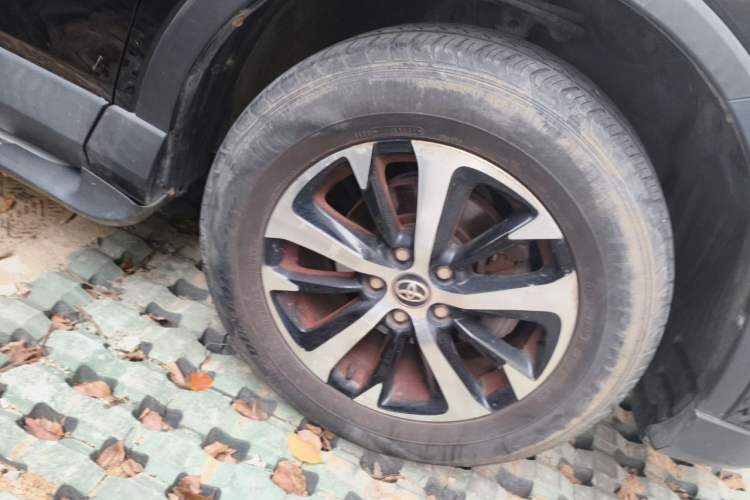 Used Toyota RAV4 2016 2.0L CVT Two-Wheel Drive Fashion Edition China V Standard Right Front Wheel Hub